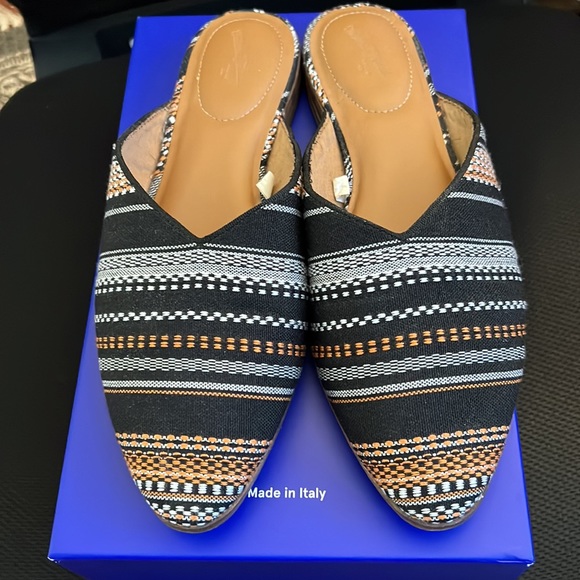 Never worn slip on backless flat pointed toe slides! Size 9! - Picture 2 of 7